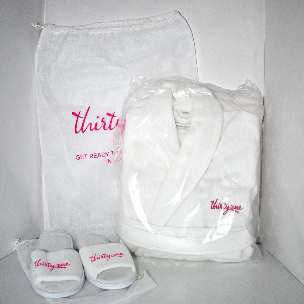 Thirty One White Robe & Slippers NEW ONE SIZE NWT  Made by Cabana Bay, Towel Spe